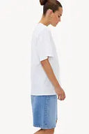 Hold each second white t-shirt